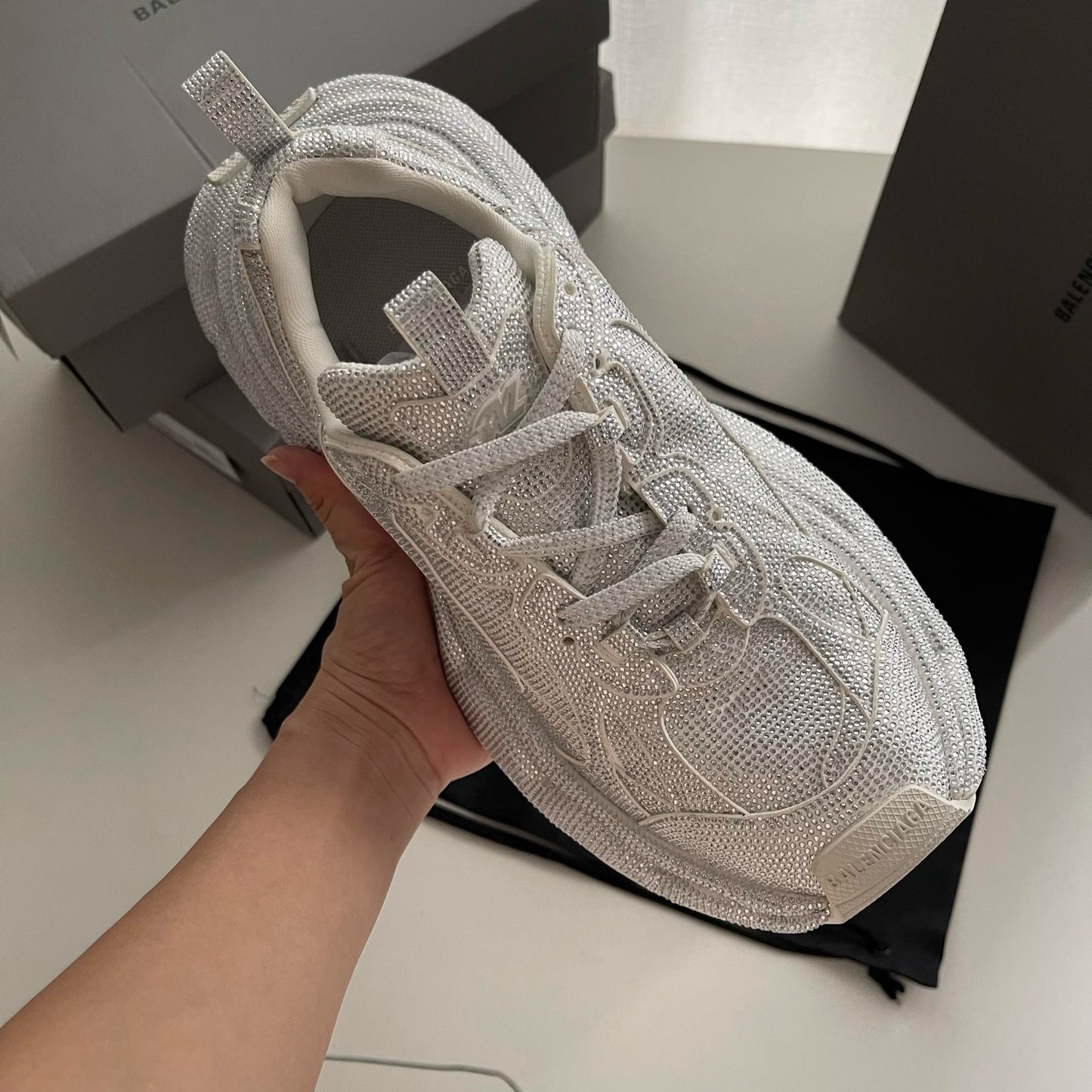 Schwarze, khakifarbene und weiße Schuhe