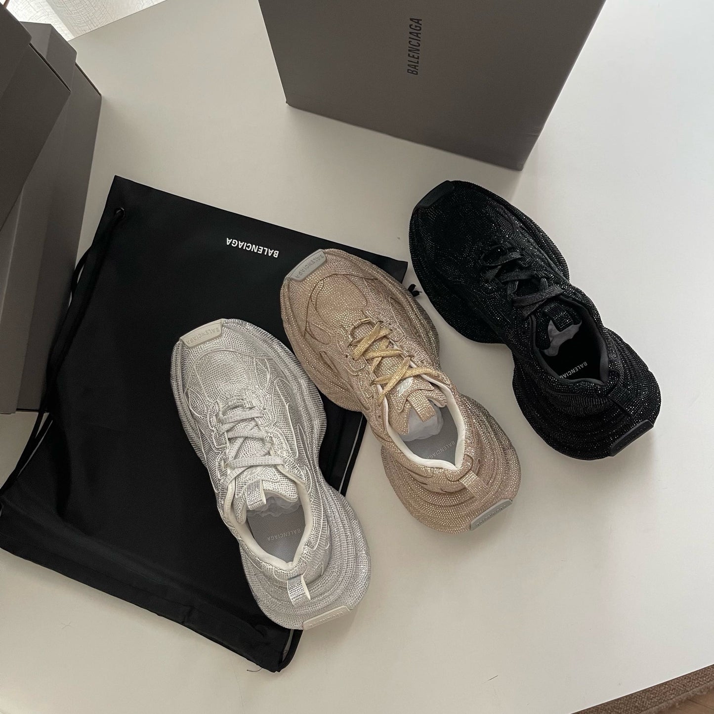 Schwarze, khakifarbene und weiße Schuhe