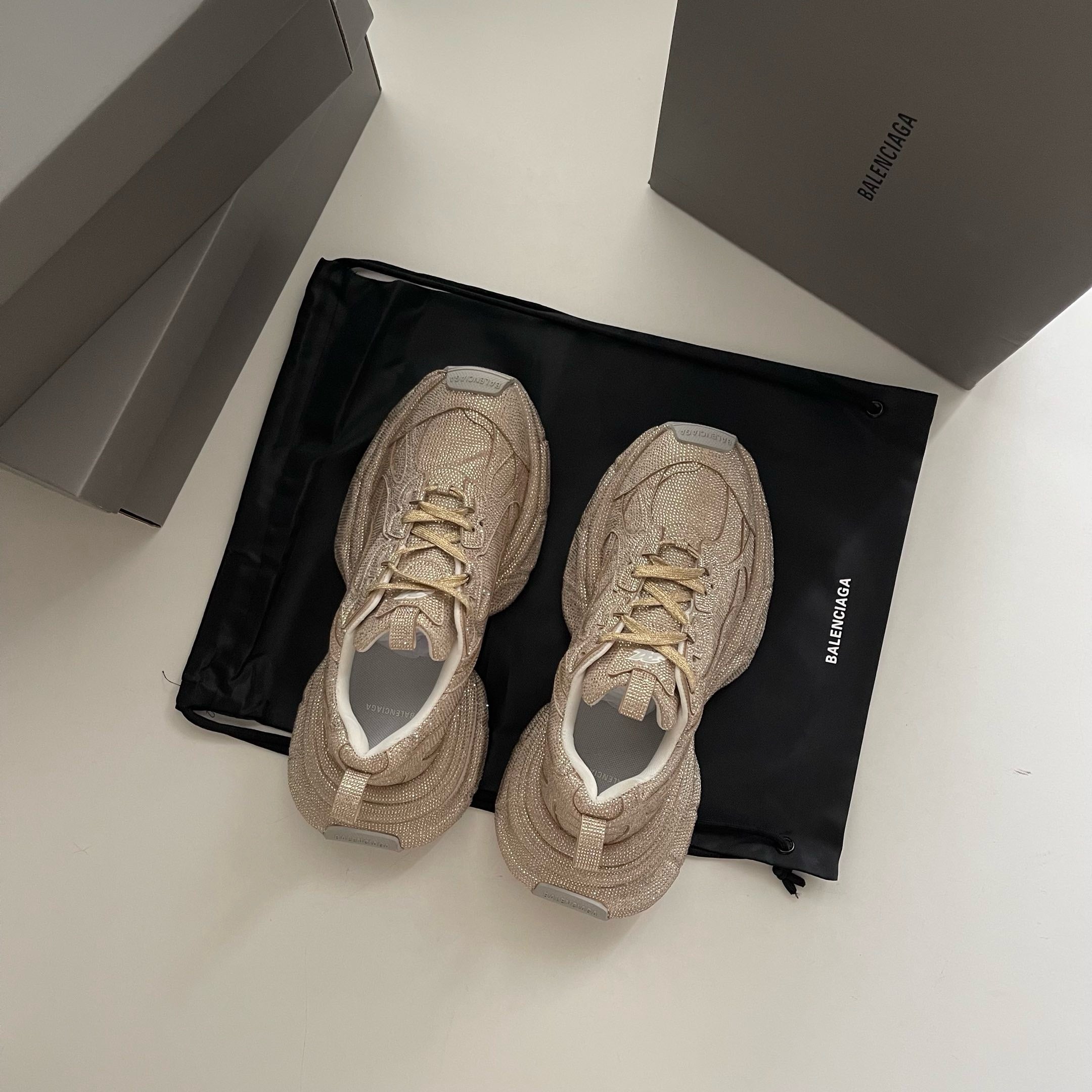 Schwarze, khakifarbene und weiße Schuhe