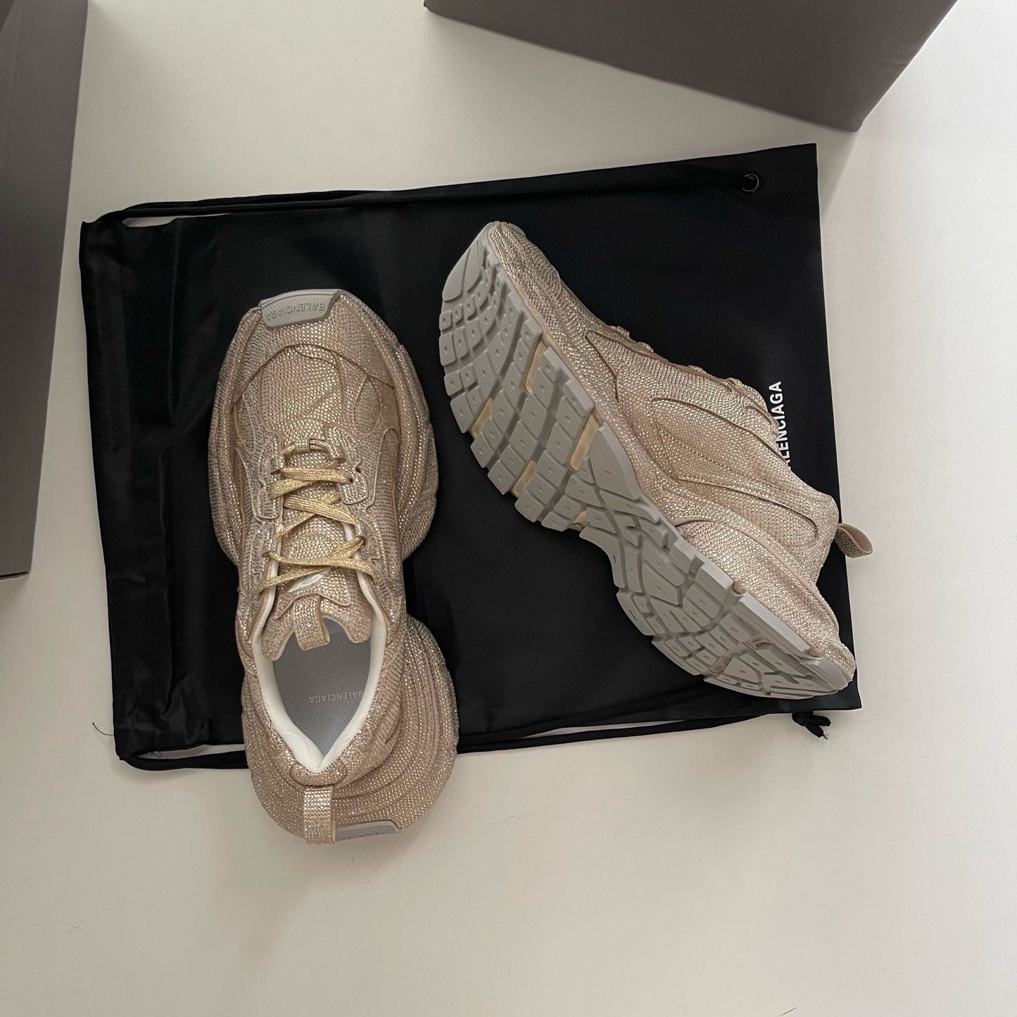 Schwarze, khakifarbene und weiße Schuhe