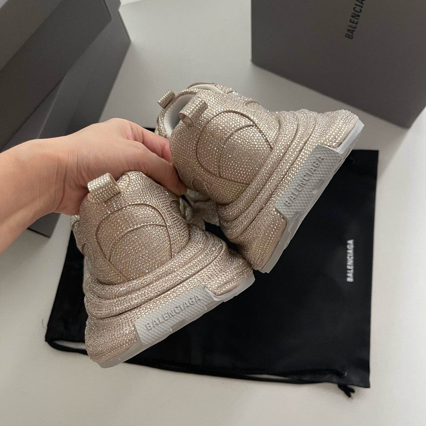 Schwarze, khakifarbene und weiße Schuhe