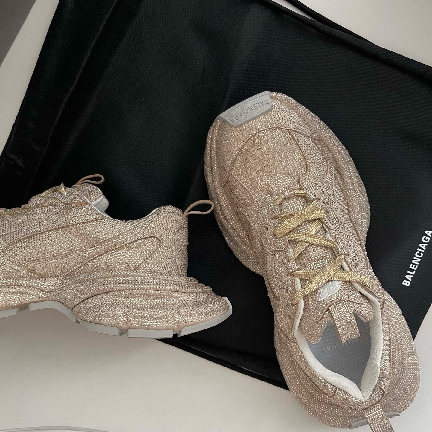 Schwarze, khakifarbene und weiße Schuhe