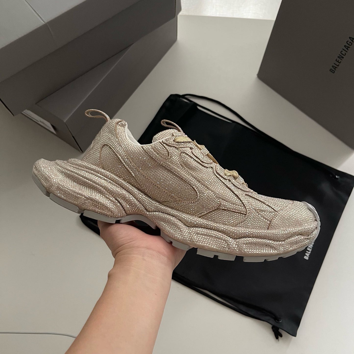 Schwarze, khakifarbene und weiße Schuhe