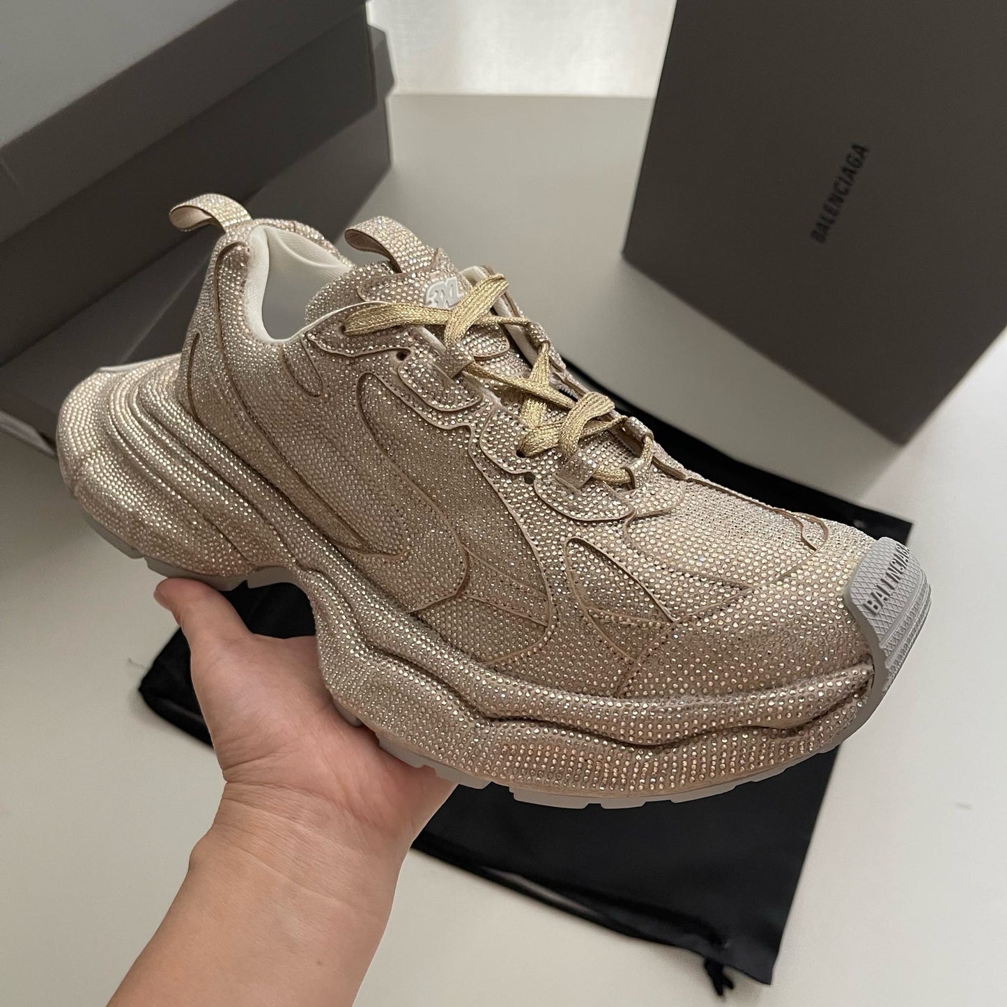 Schwarze, khakifarbene und weiße Schuhe