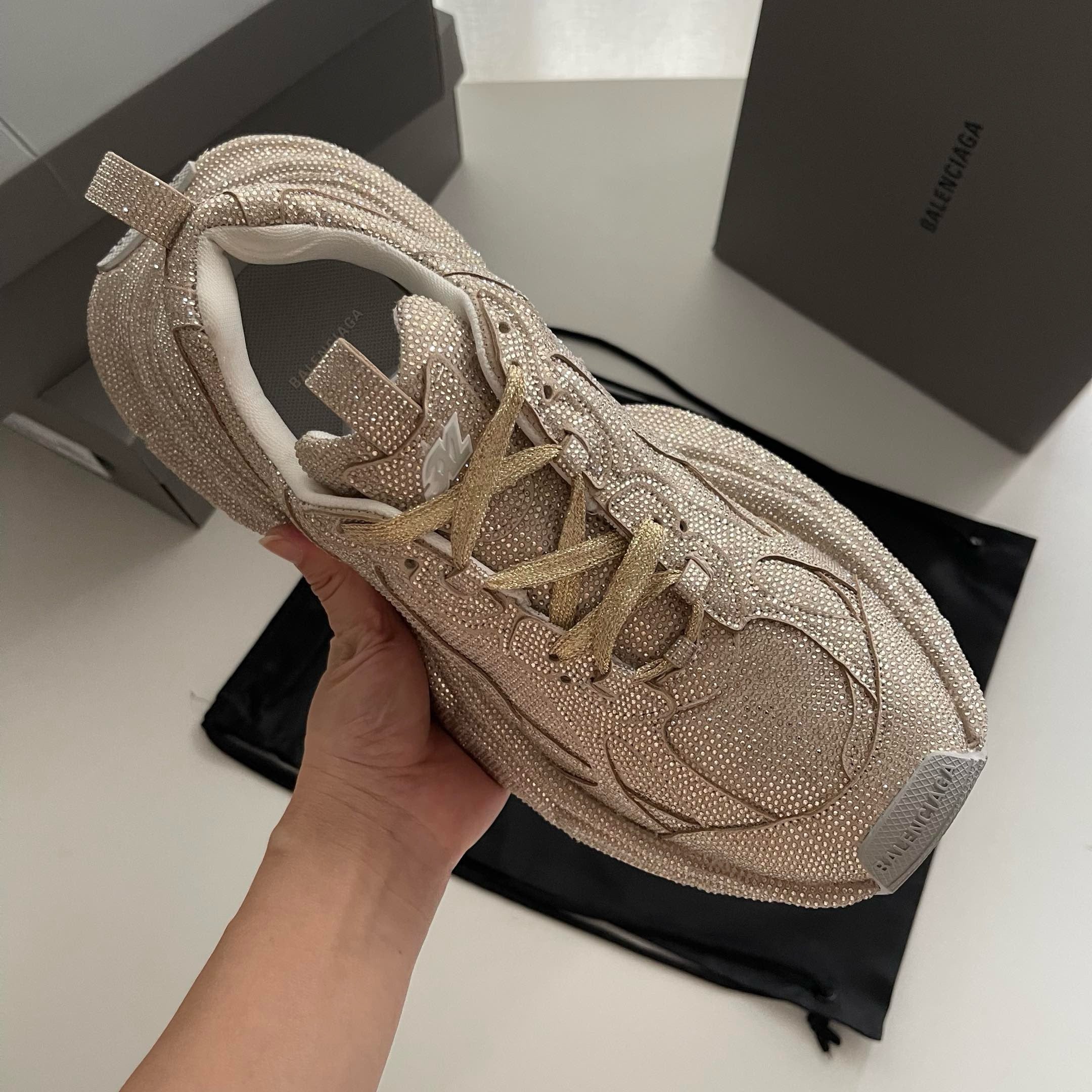Schwarze, khakifarbene und weiße Schuhe
