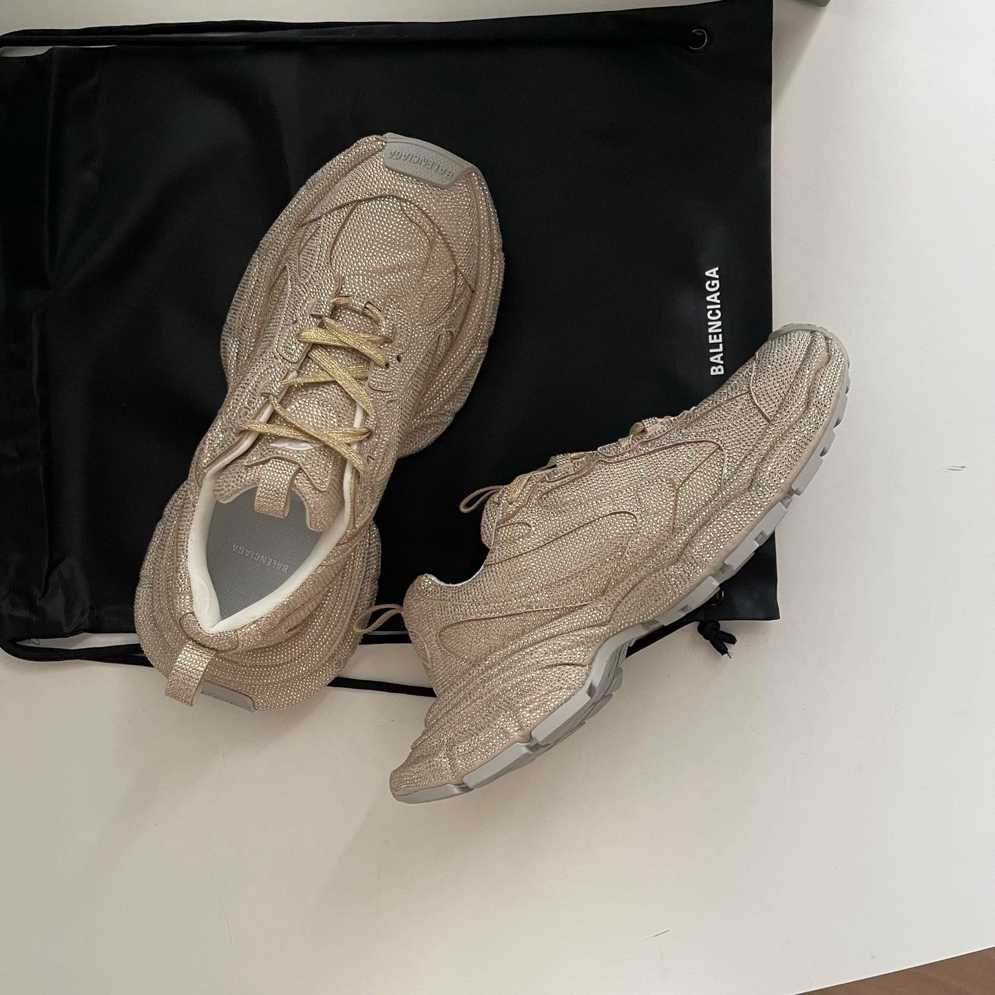 Schwarze, khakifarbene und weiße Schuhe