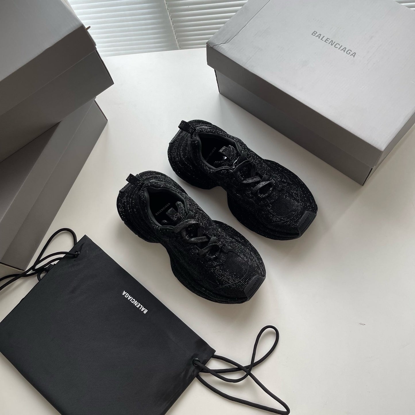 Schwarze, khakifarbene und weiße Schuhe