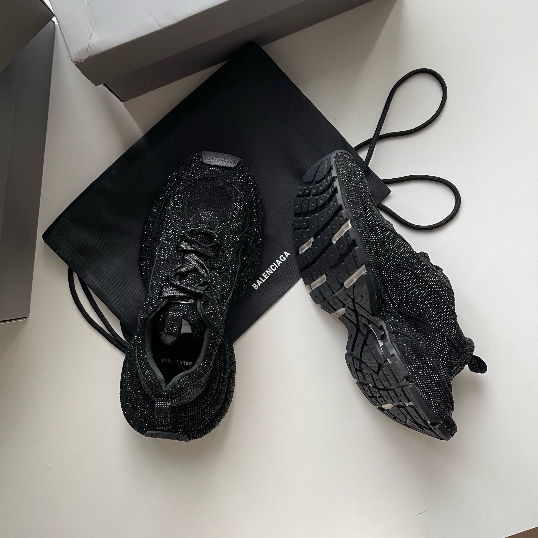 Schwarze, khakifarbene und weiße Schuhe