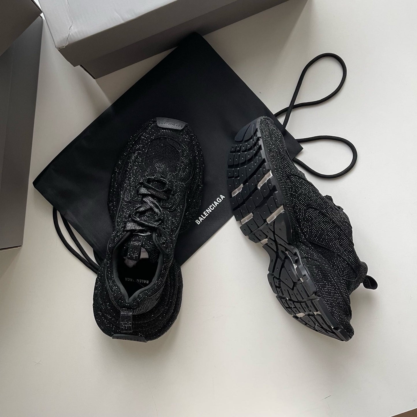 Schwarze, khakifarbene und weiße Schuhe