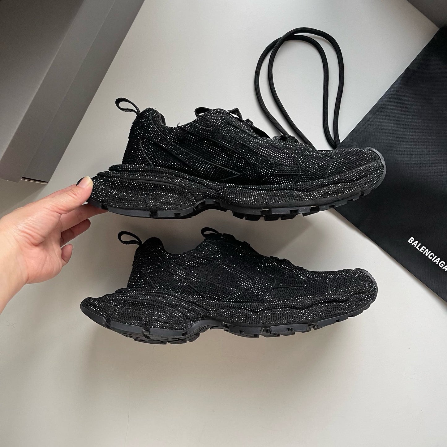 Schwarze, khakifarbene und weiße Schuhe