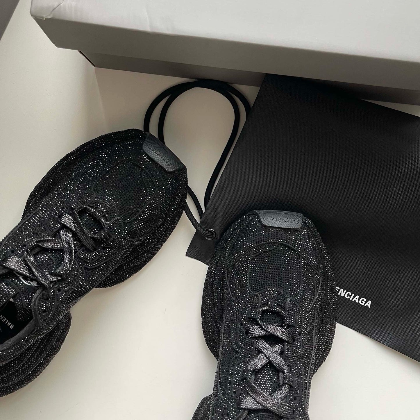 Schwarze, khakifarbene und weiße Schuhe