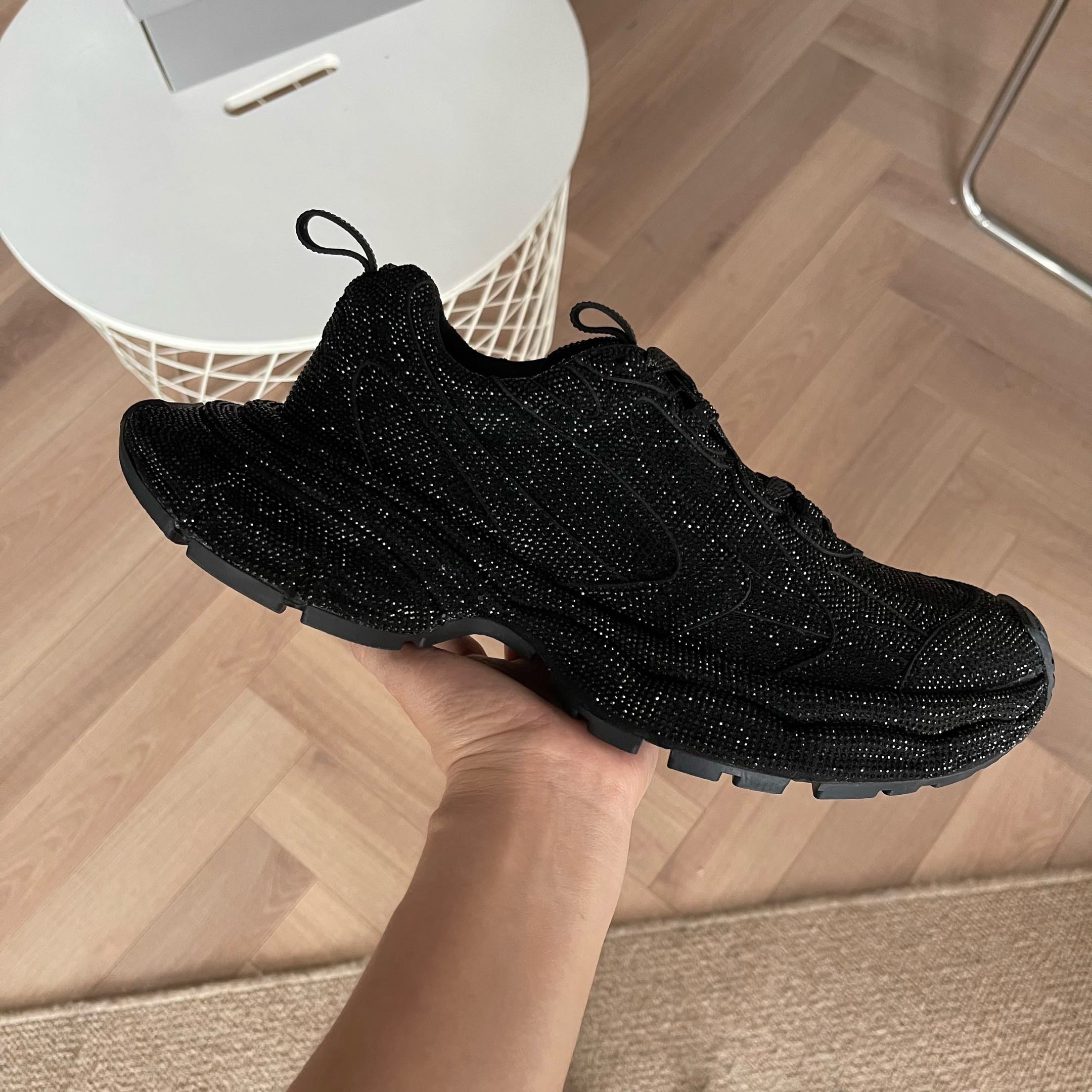 Schwarze, khakifarbene und weiße Schuhe