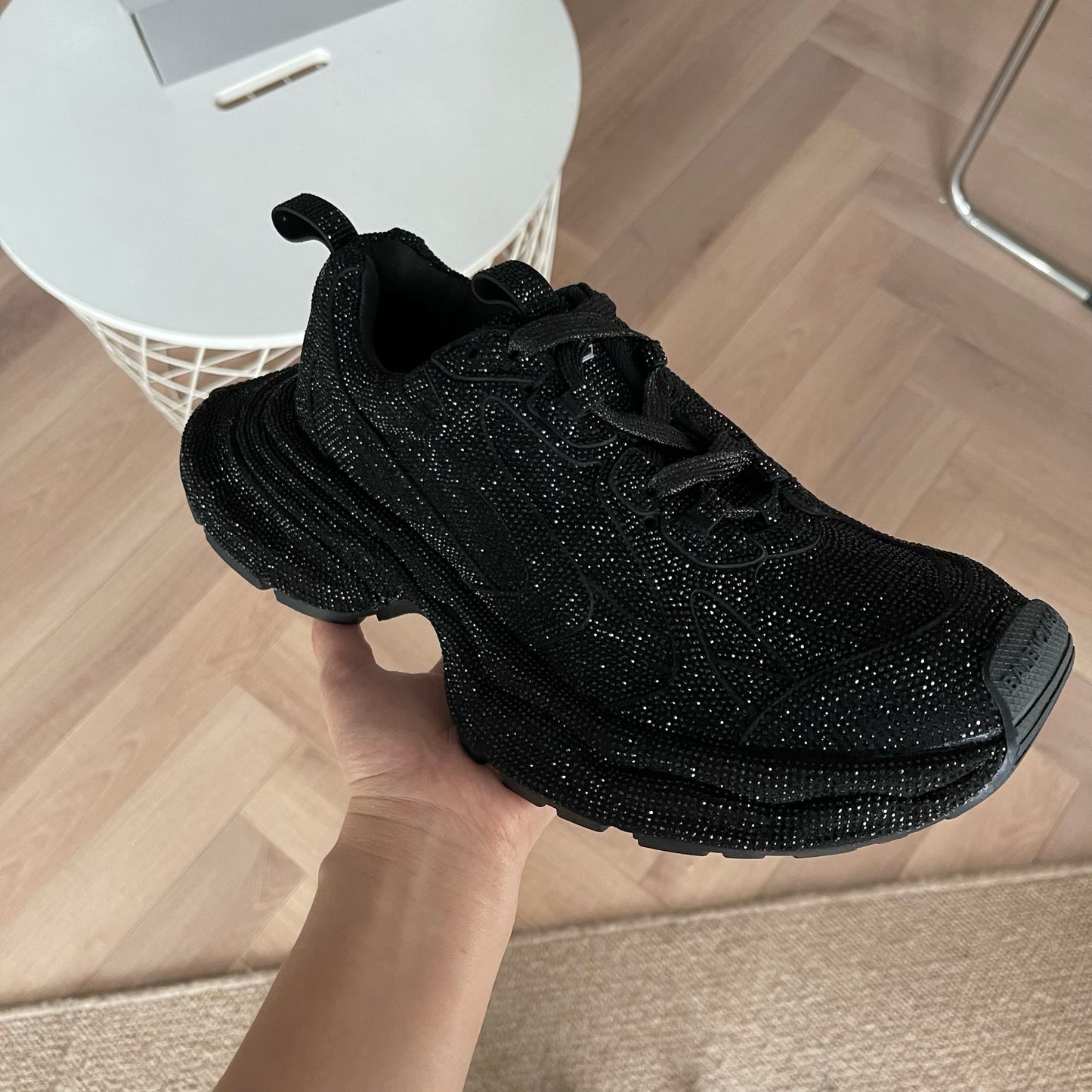 Schwarze, khakifarbene und weiße Schuhe