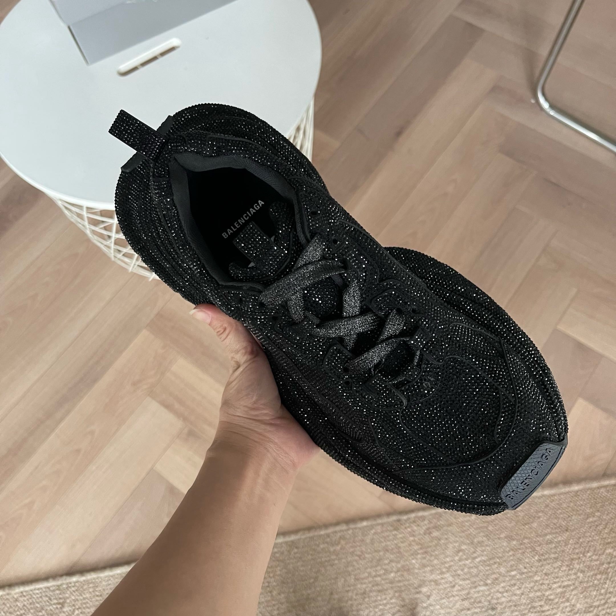 Schwarze, khakifarbene und weiße Schuhe