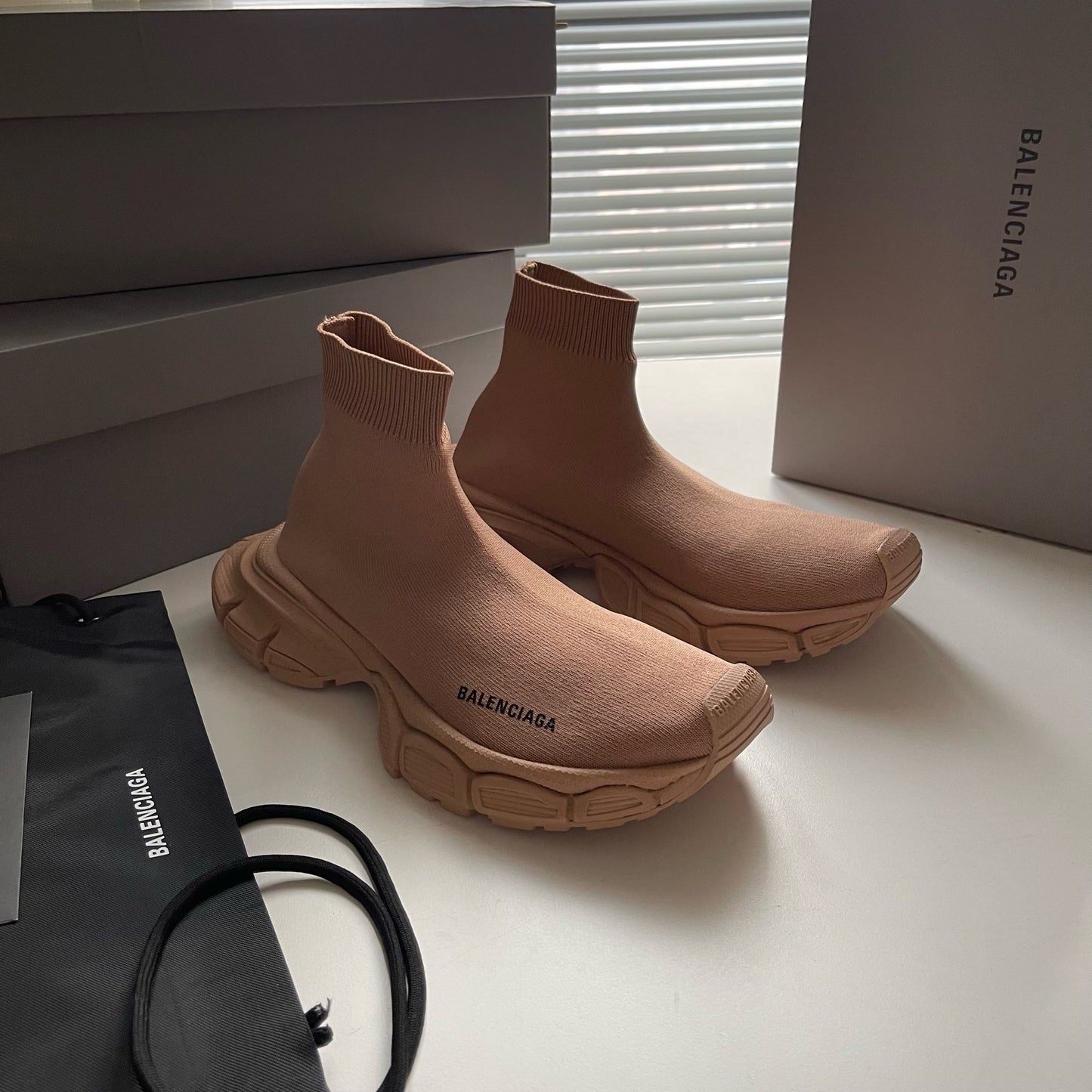 Schwarze und khakifarbene Schuhe