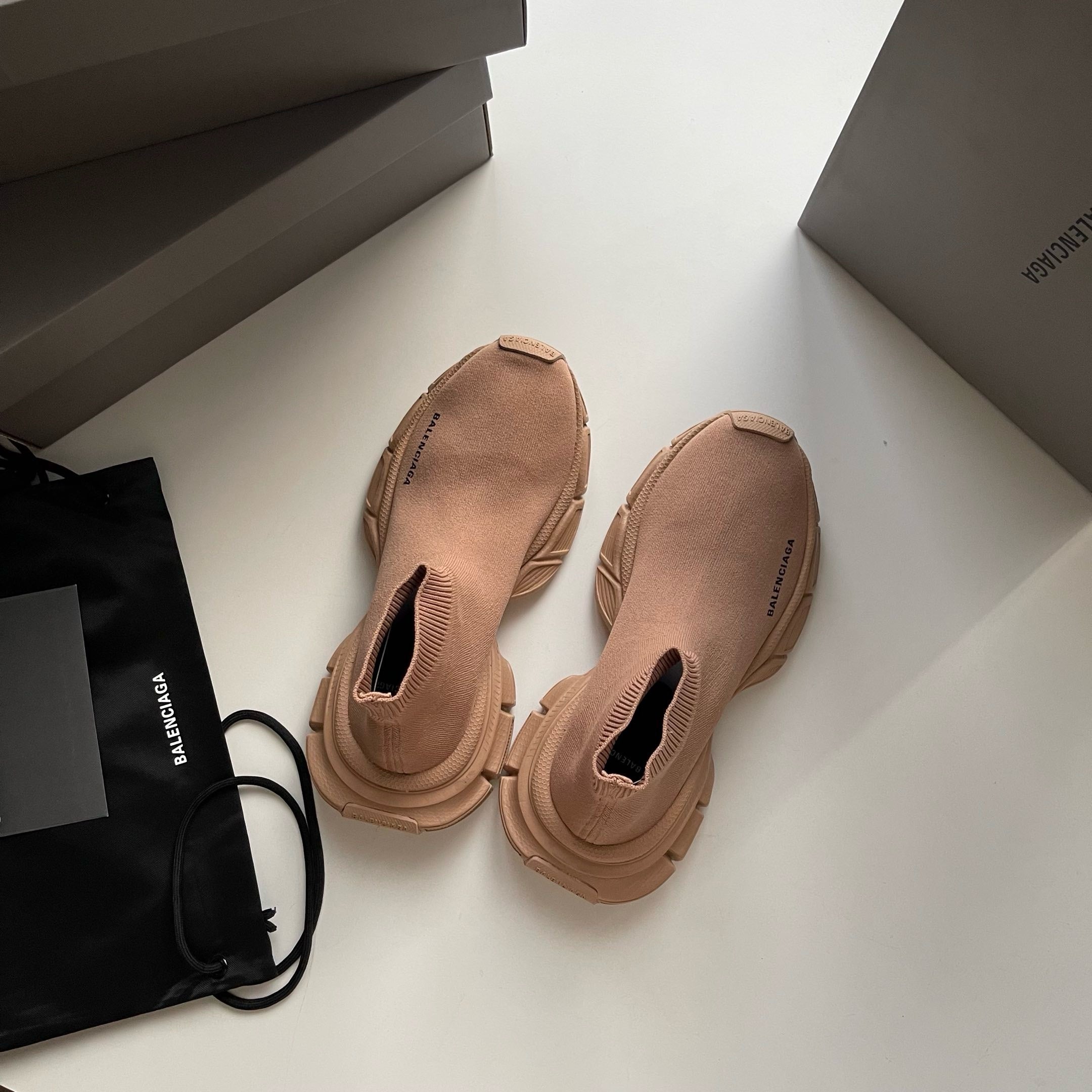 Schwarze und khakifarbene Schuhe