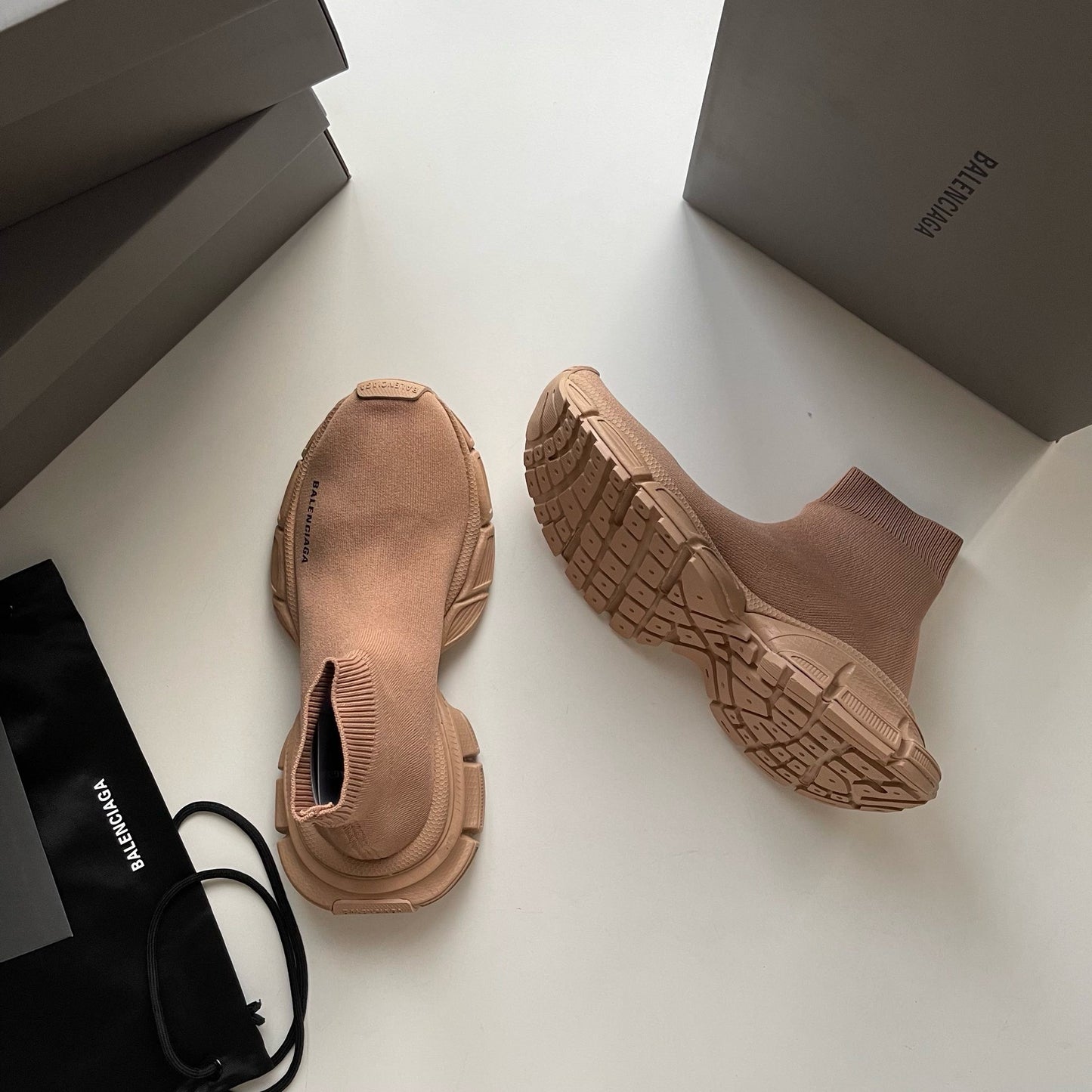 Schwarze und khakifarbene Schuhe