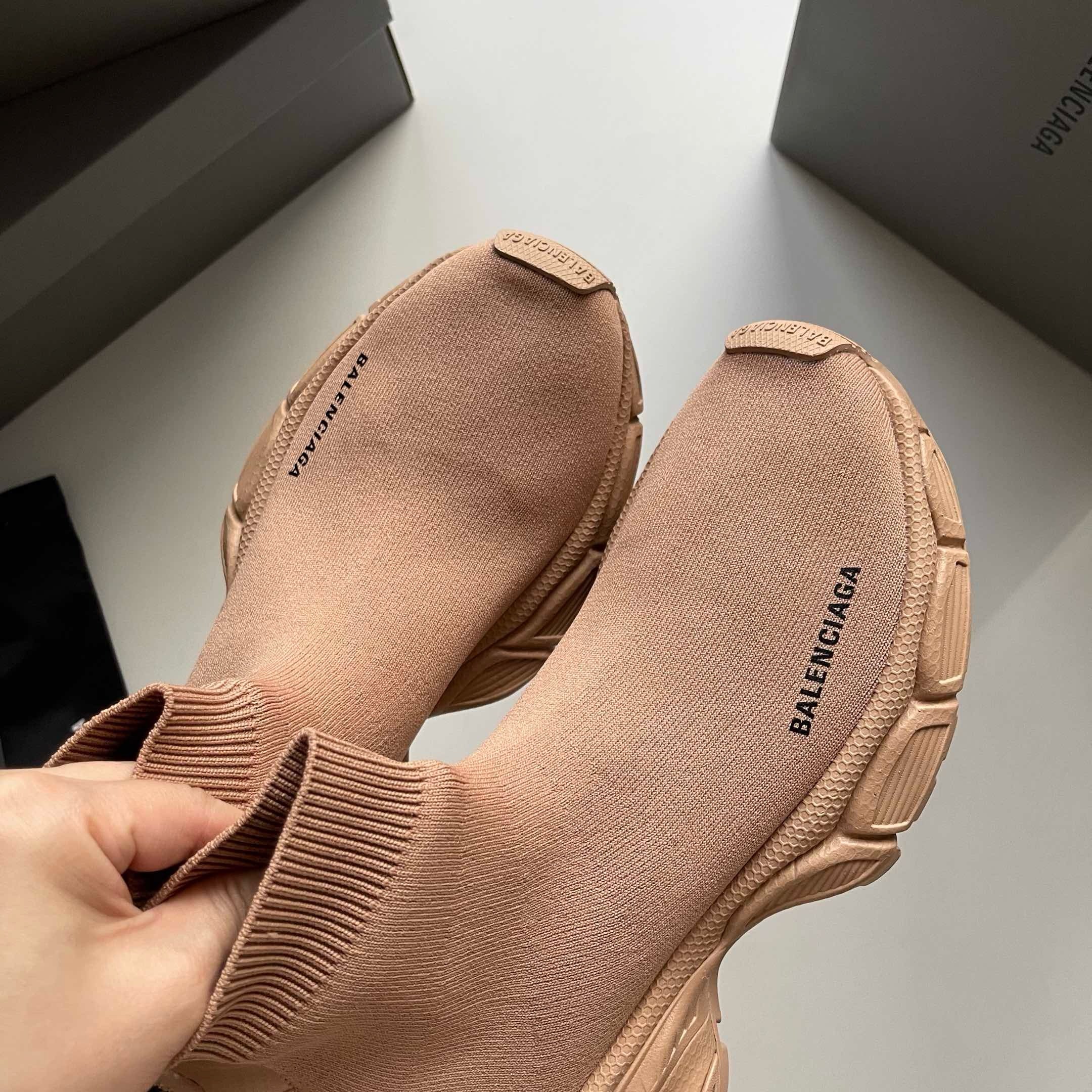 Schwarze und khakifarbene Schuhe