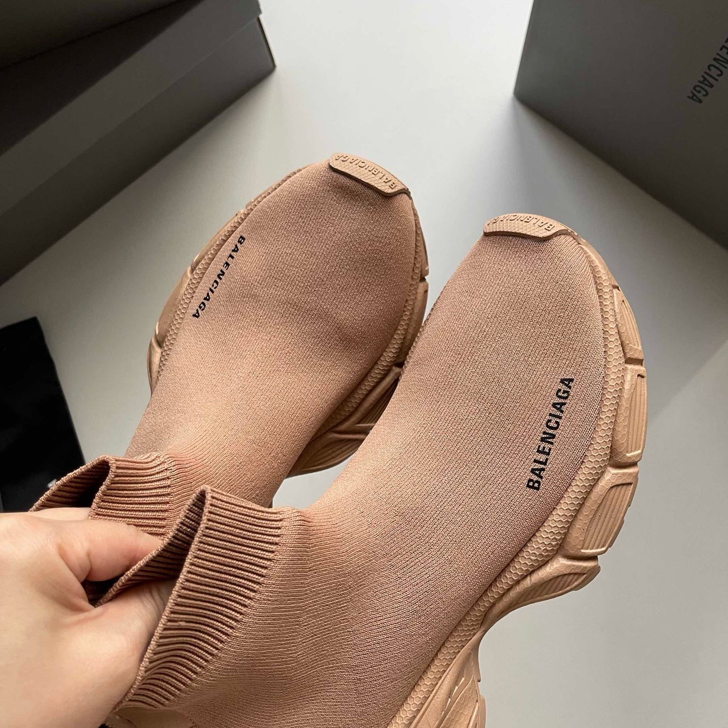 Schwarze und khakifarbene Schuhe