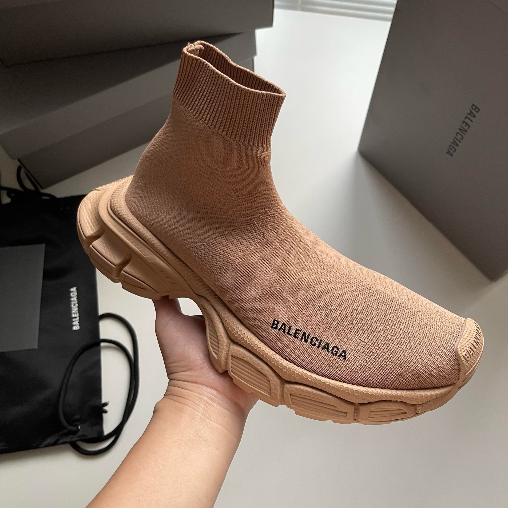 Schwarze und khakifarbene Schuhe