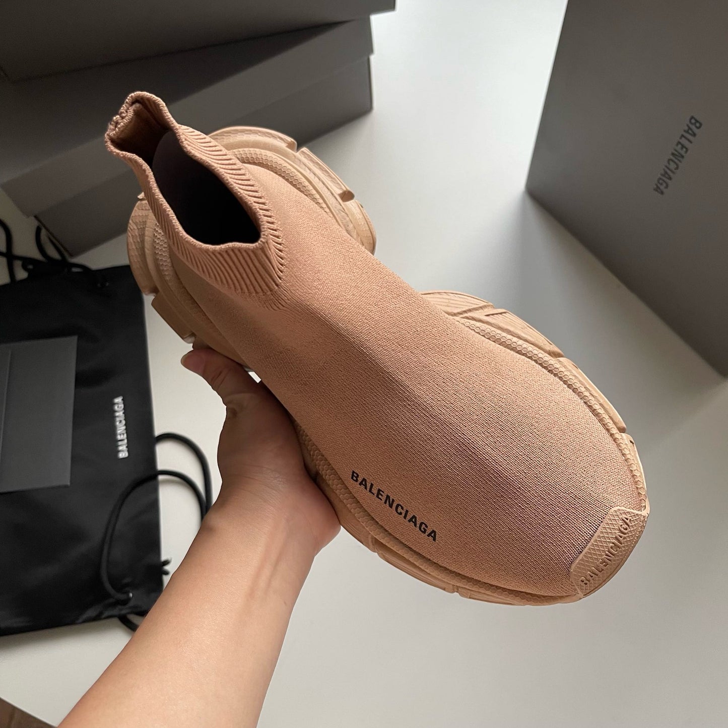 Schwarze und khakifarbene Schuhe