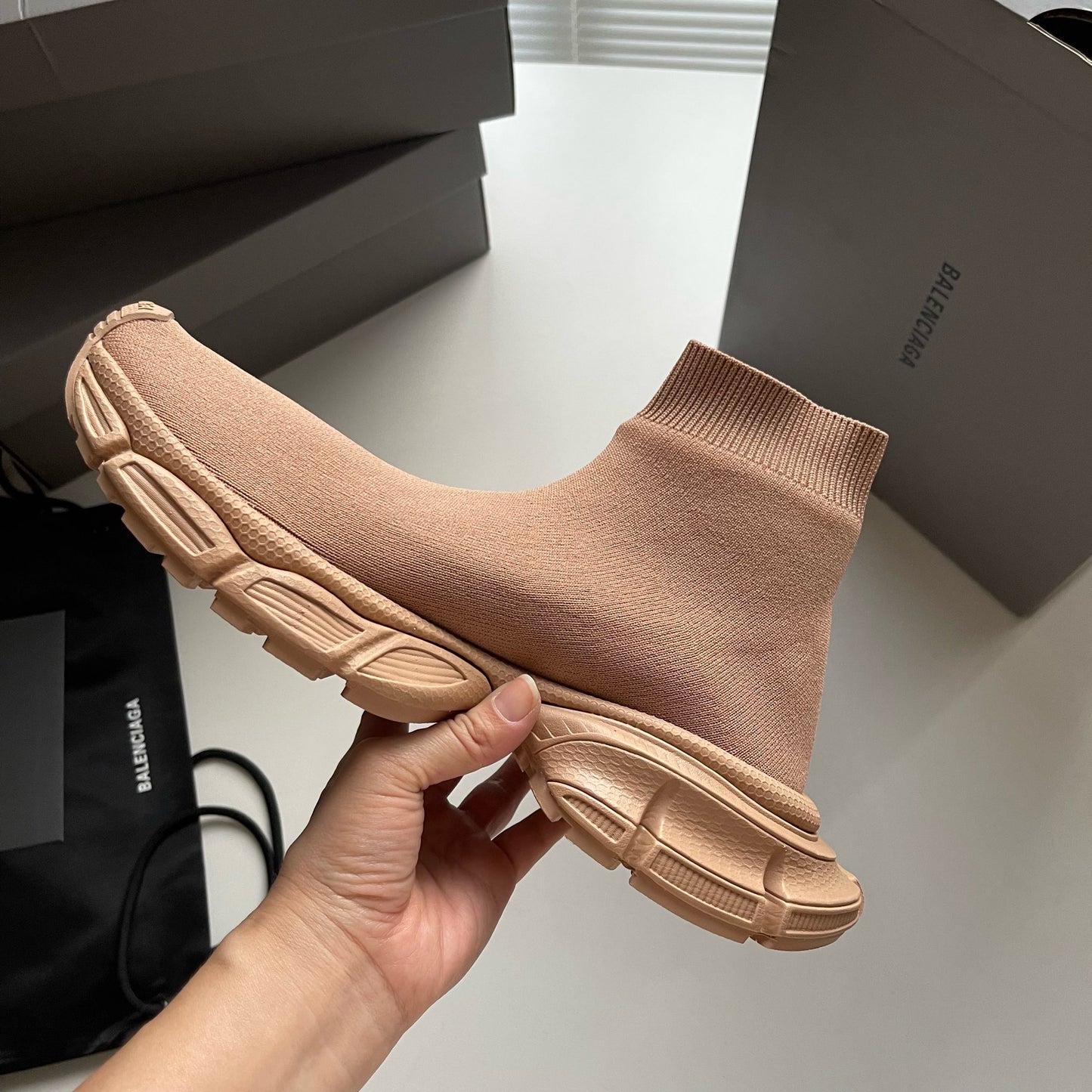 Schwarze und khakifarbene Schuhe