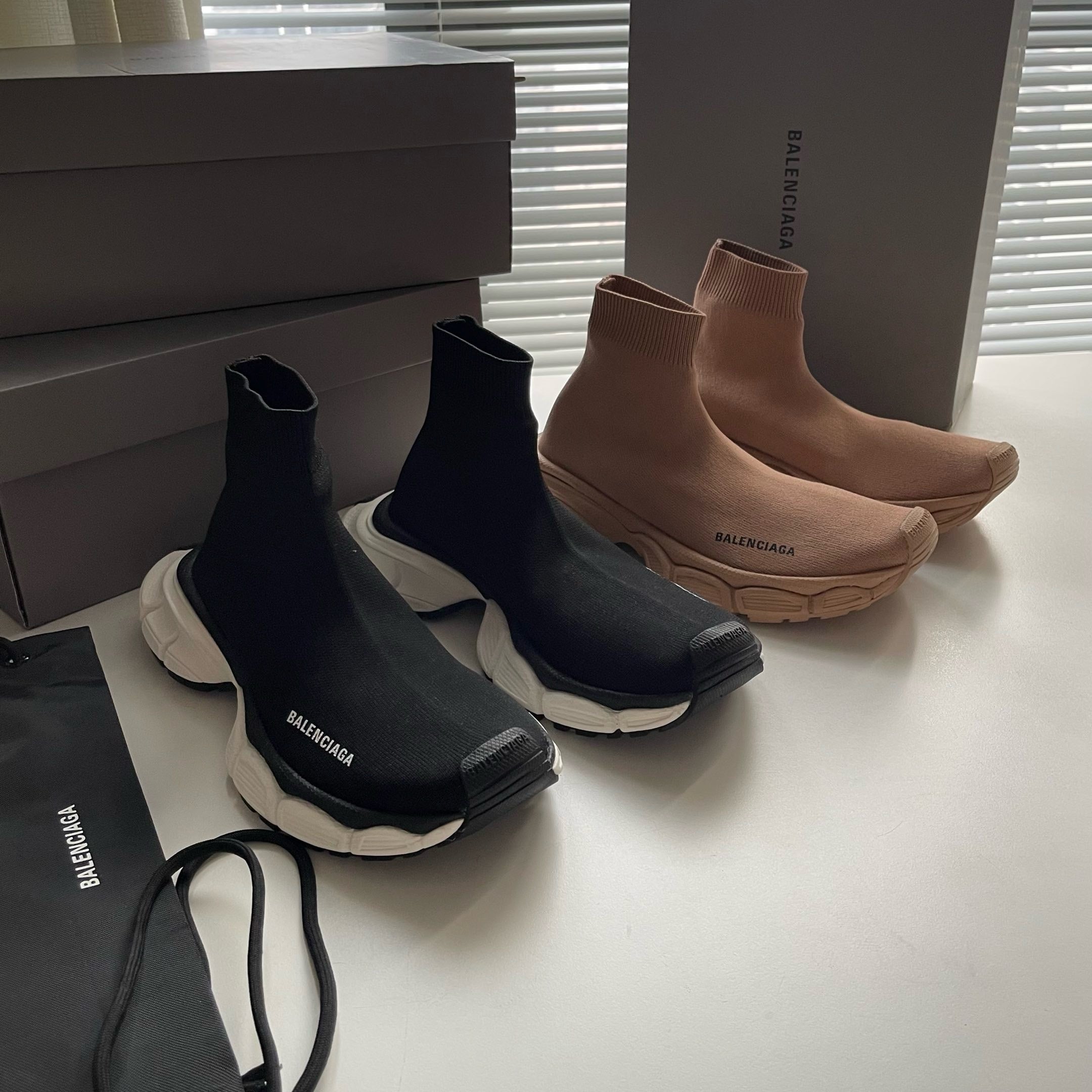 Schwarze und khakifarbene Schuhe