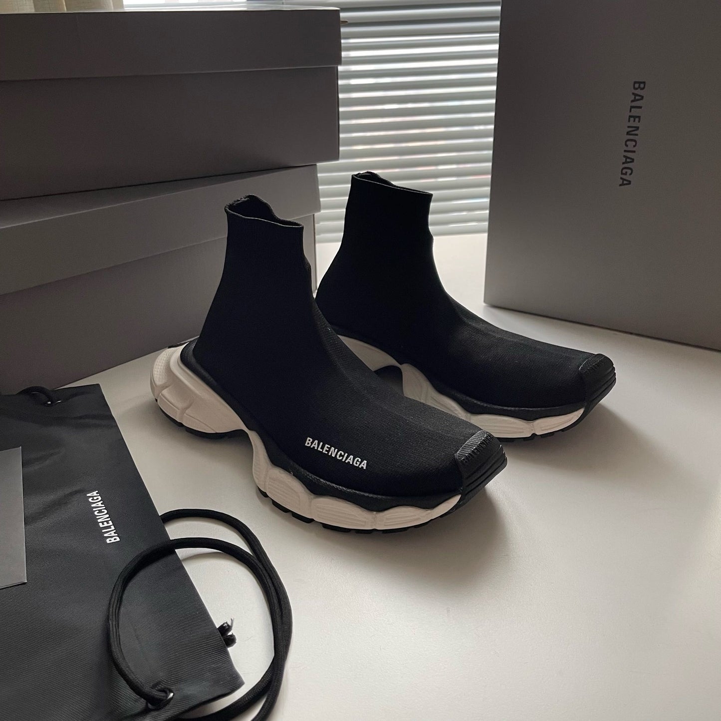 Schwarze und khakifarbene Schuhe