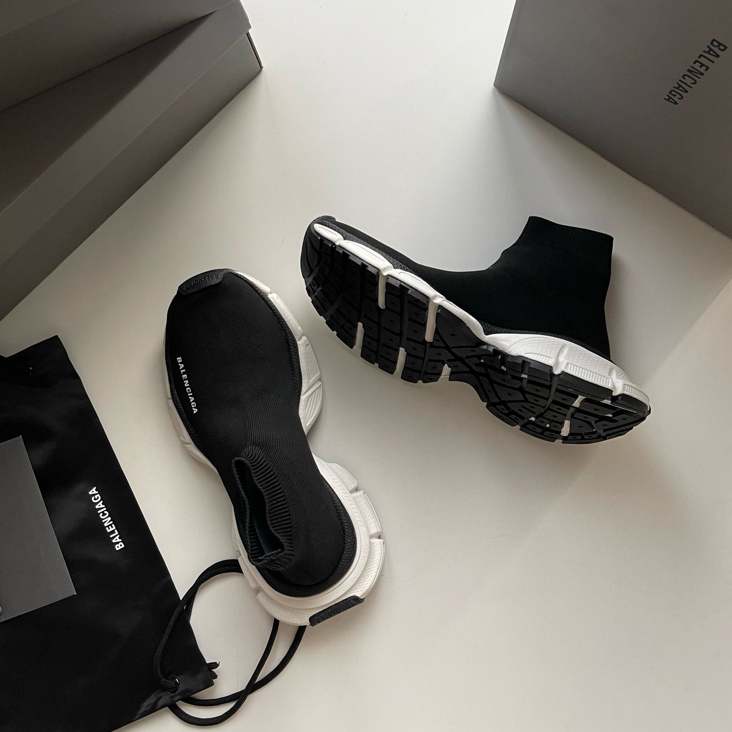 Schwarze und khakifarbene Schuhe