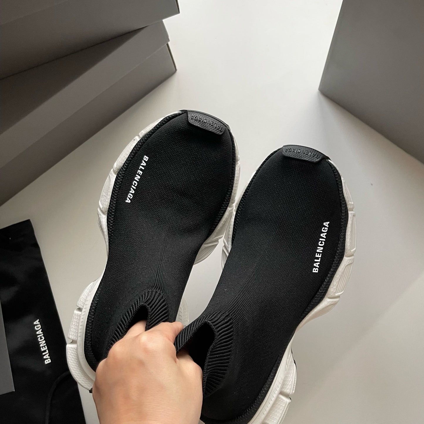 Schwarze und khakifarbene Schuhe