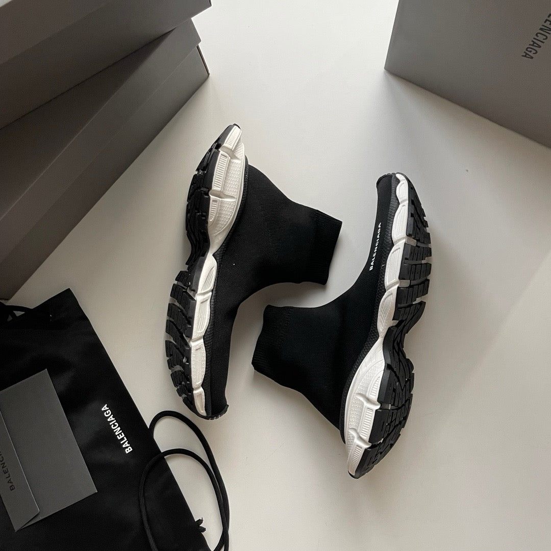 Schwarze und khakifarbene Schuhe