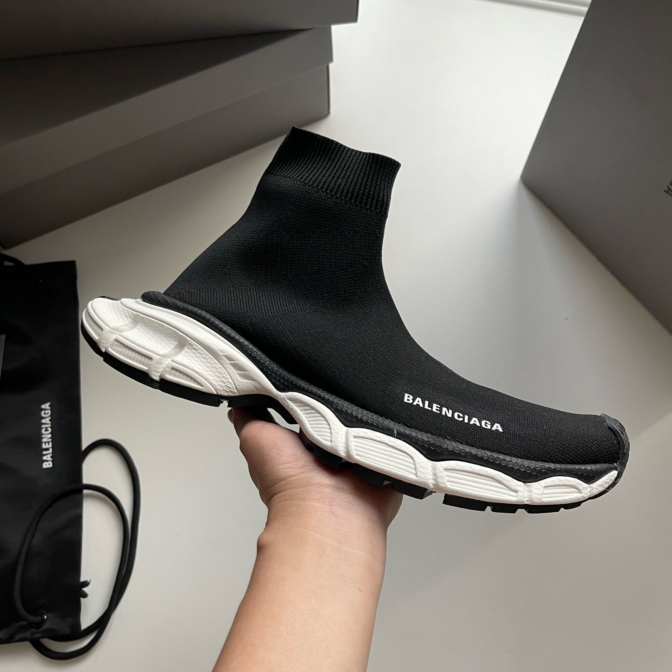 Schwarze und khakifarbene Schuhe