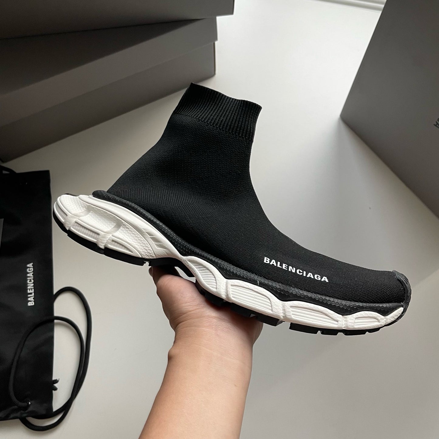 Schwarze und khakifarbene Schuhe