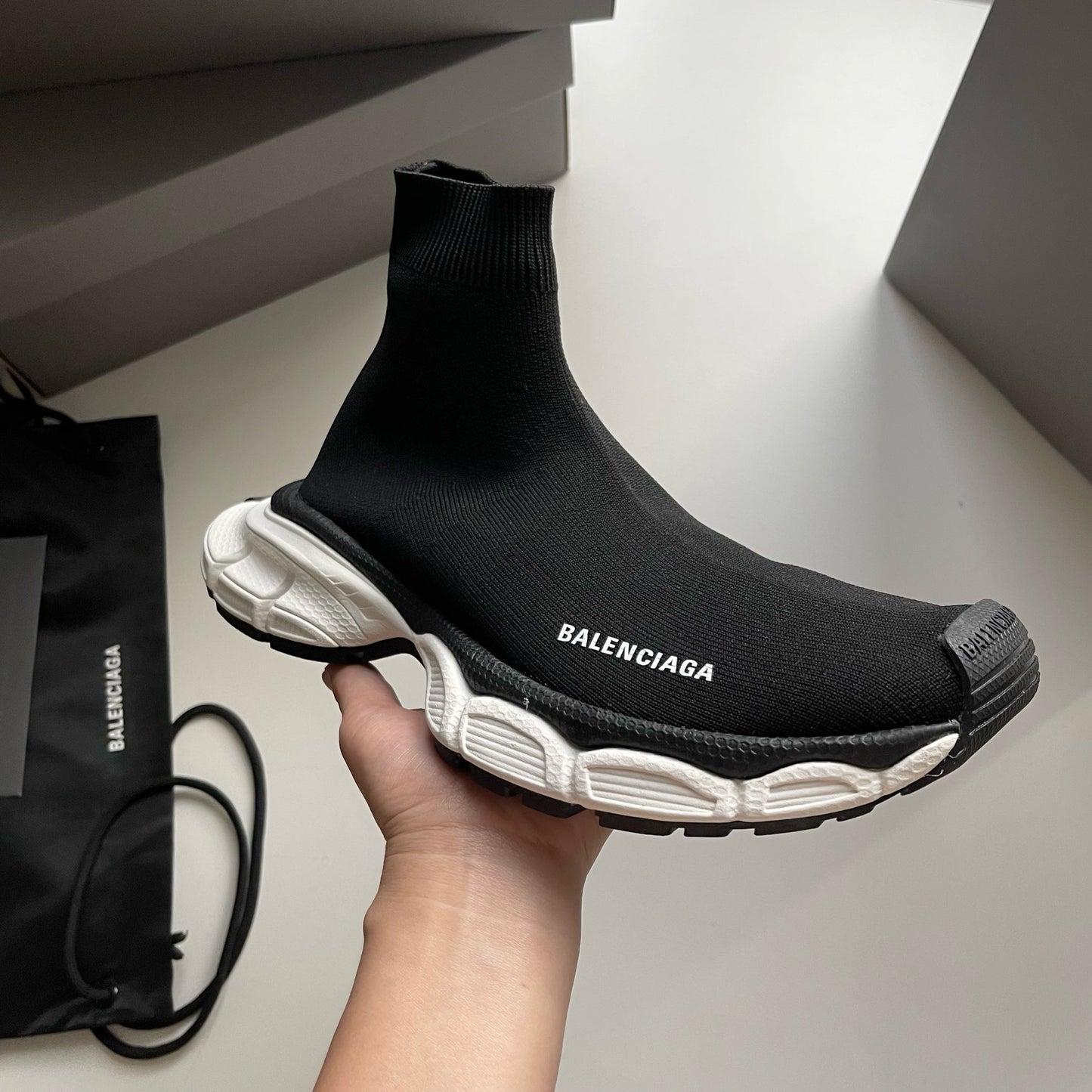 Schwarze und khakifarbene Schuhe