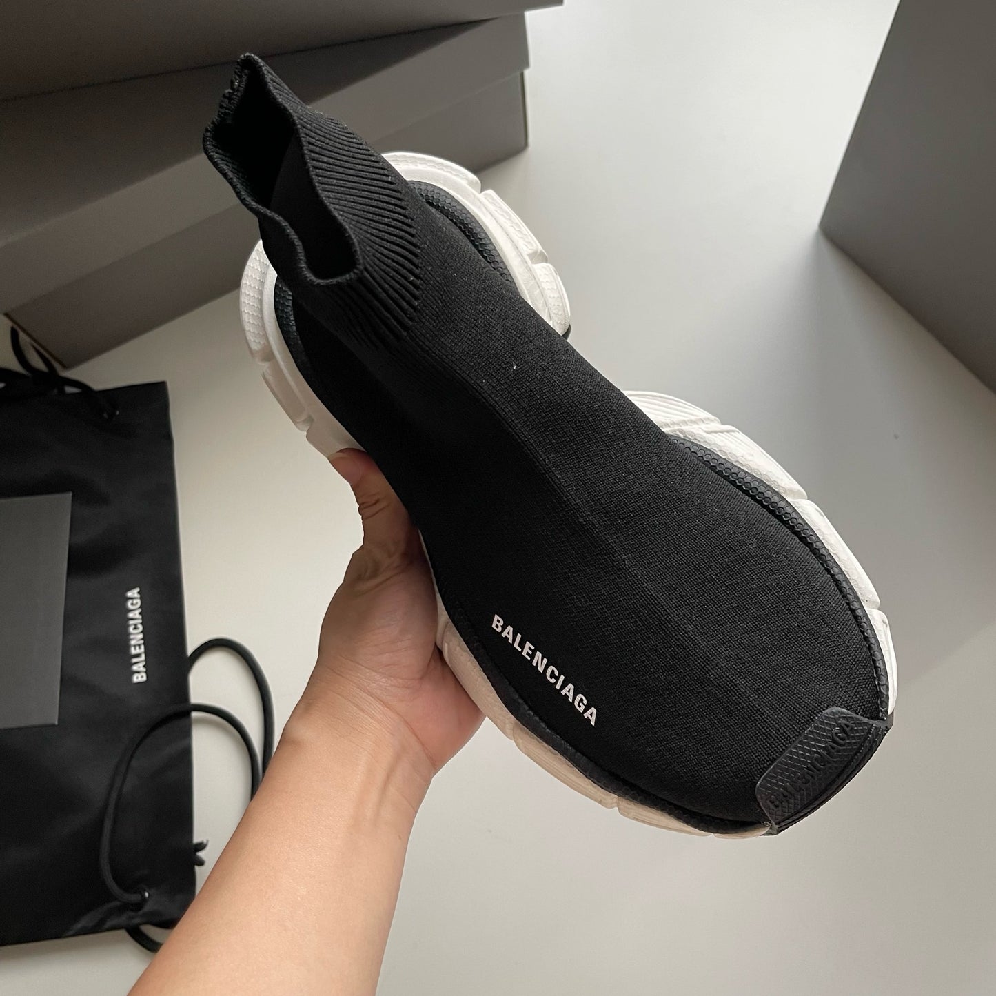 Schwarze und khakifarbene Schuhe