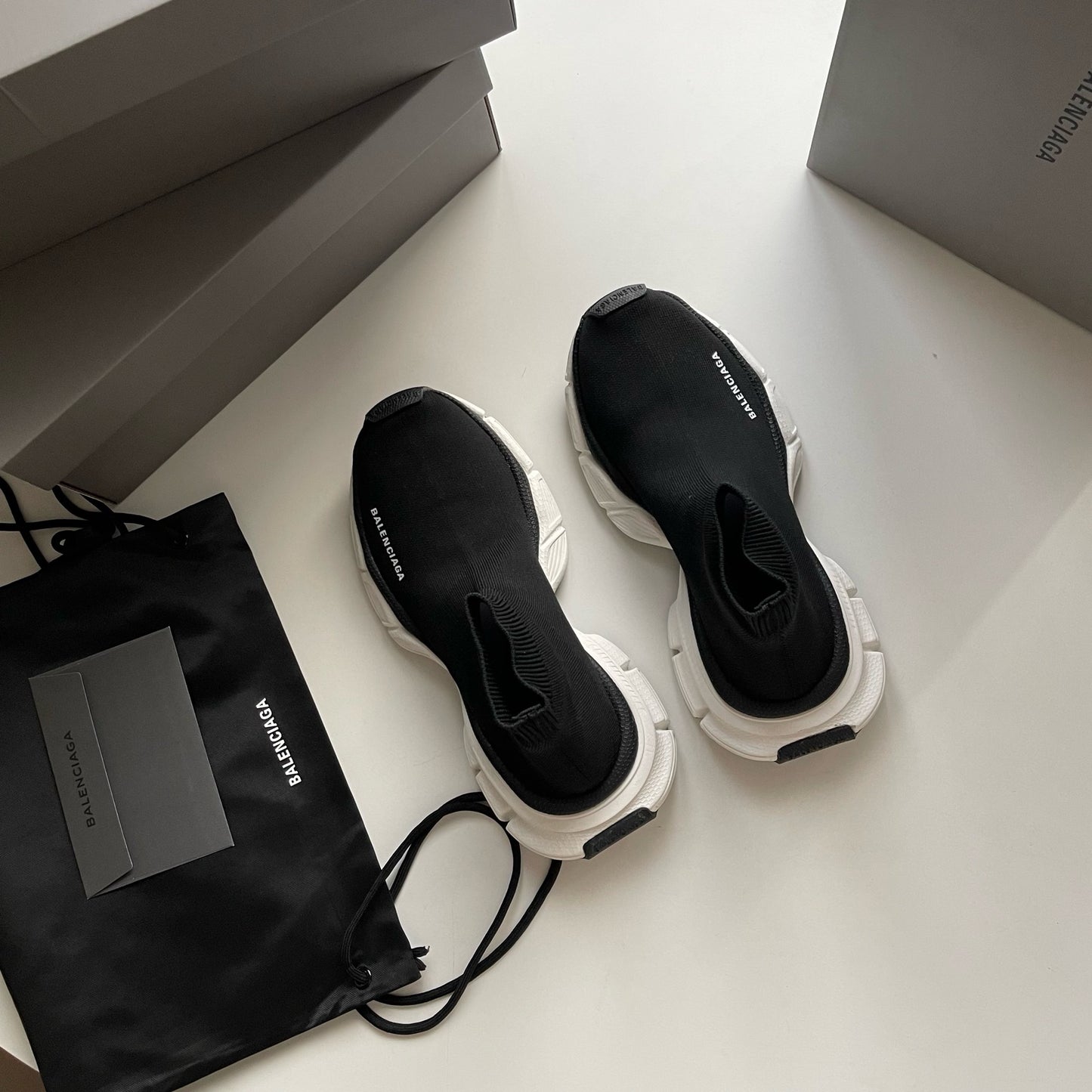 Schwarze und khakifarbene Schuhe