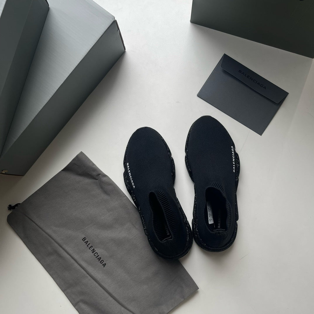 Schwarze und weiße Schuhe