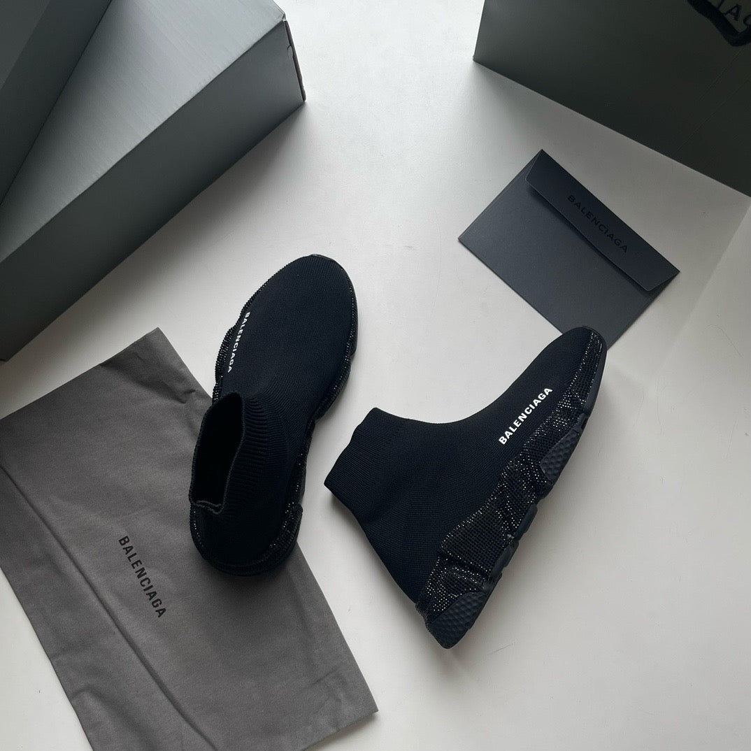 Schwarze und weiße Schuhe