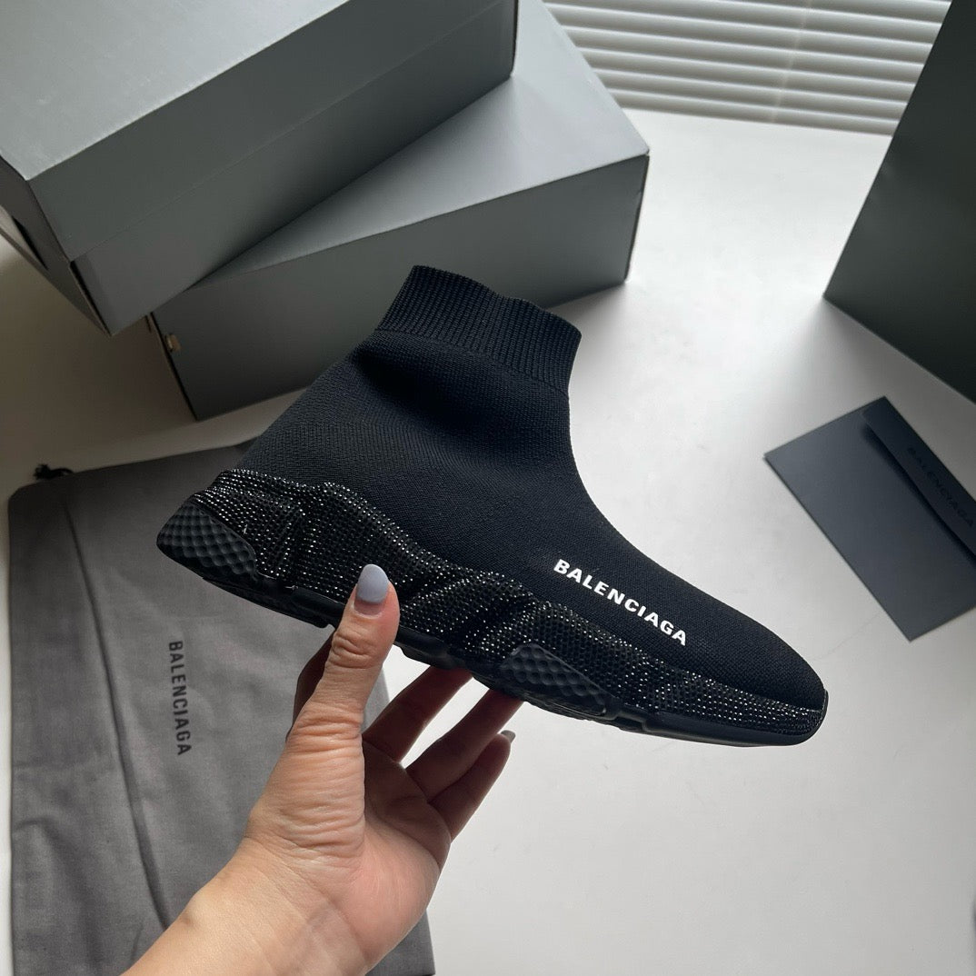 Schwarze und weiße Schuhe