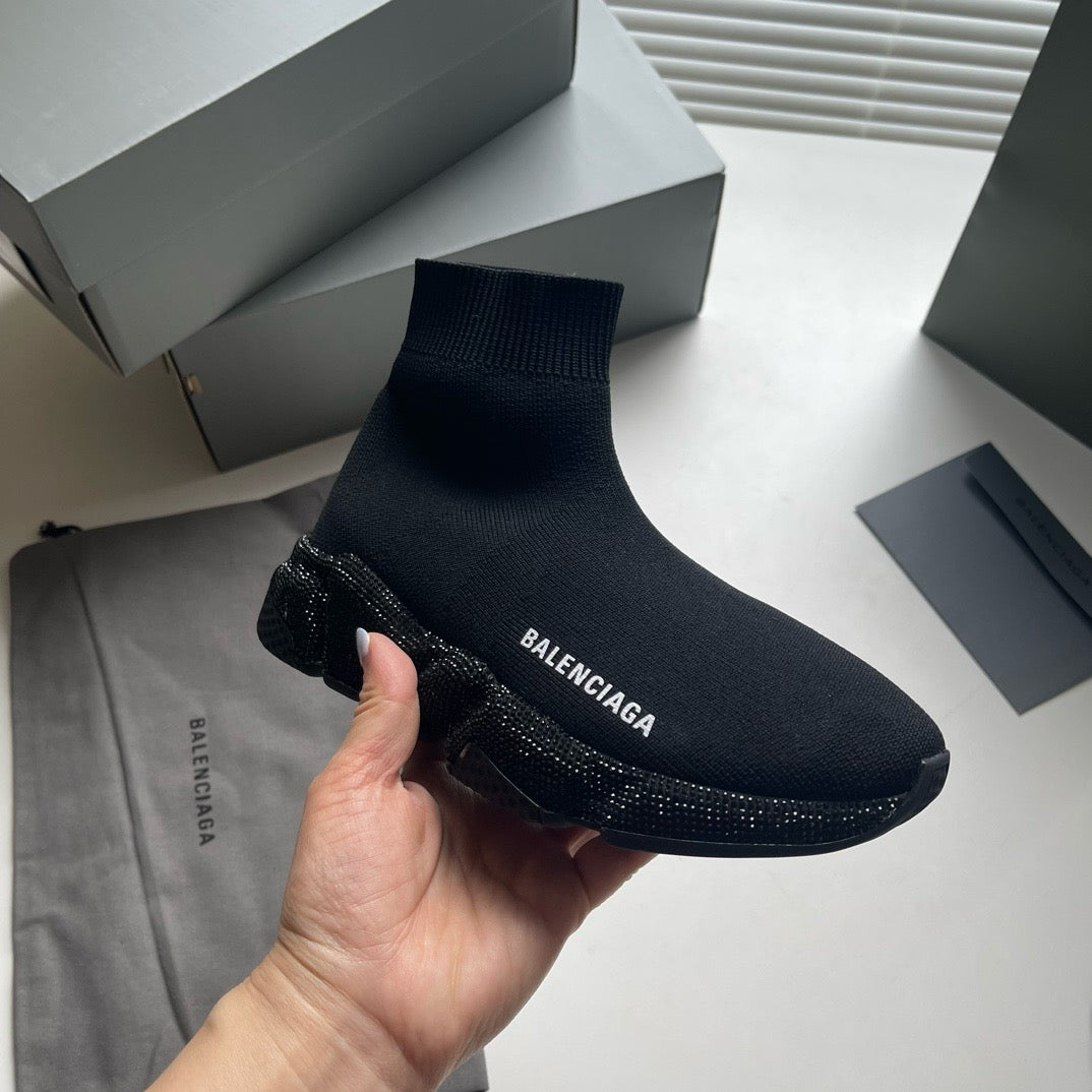Schwarze und weiße Schuhe