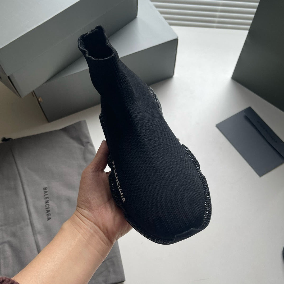 Schwarze und weiße Schuhe