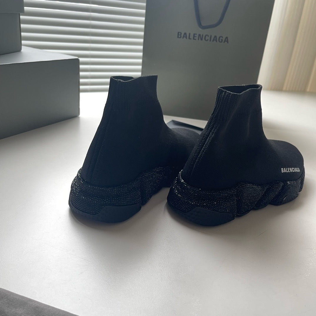 Schwarze und weiße Schuhe