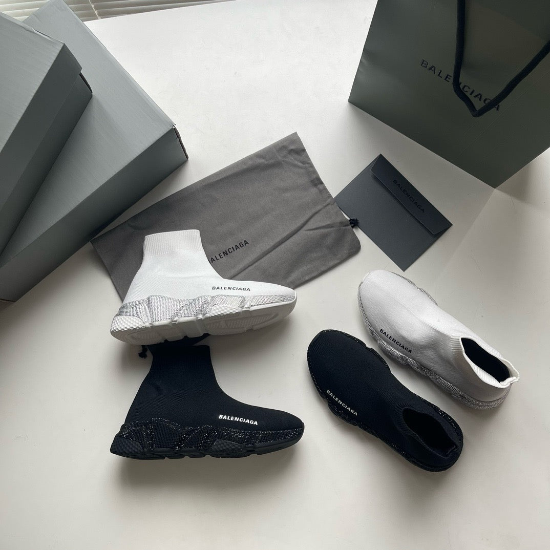 Schwarze und weiße Schuhe