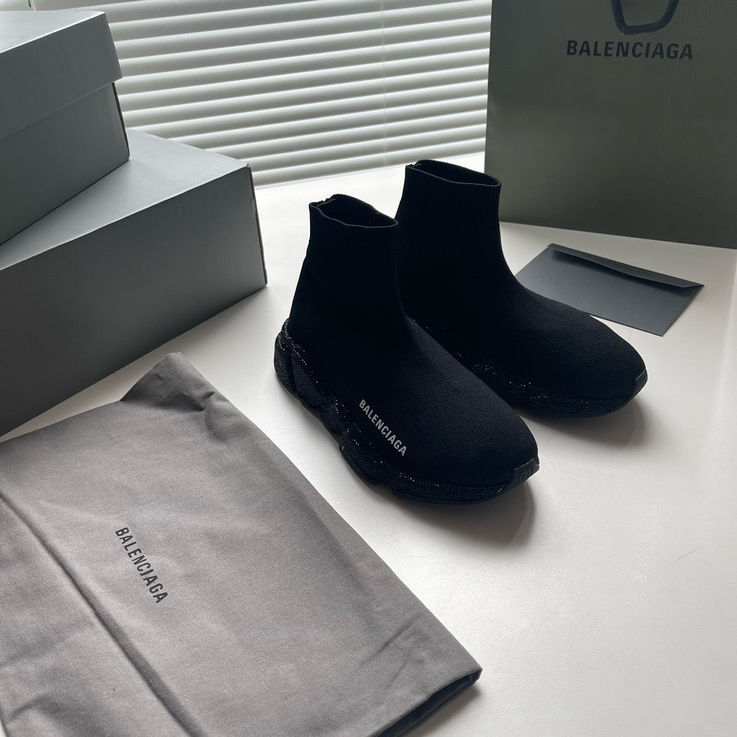 Schwarze und weiße Schuhe