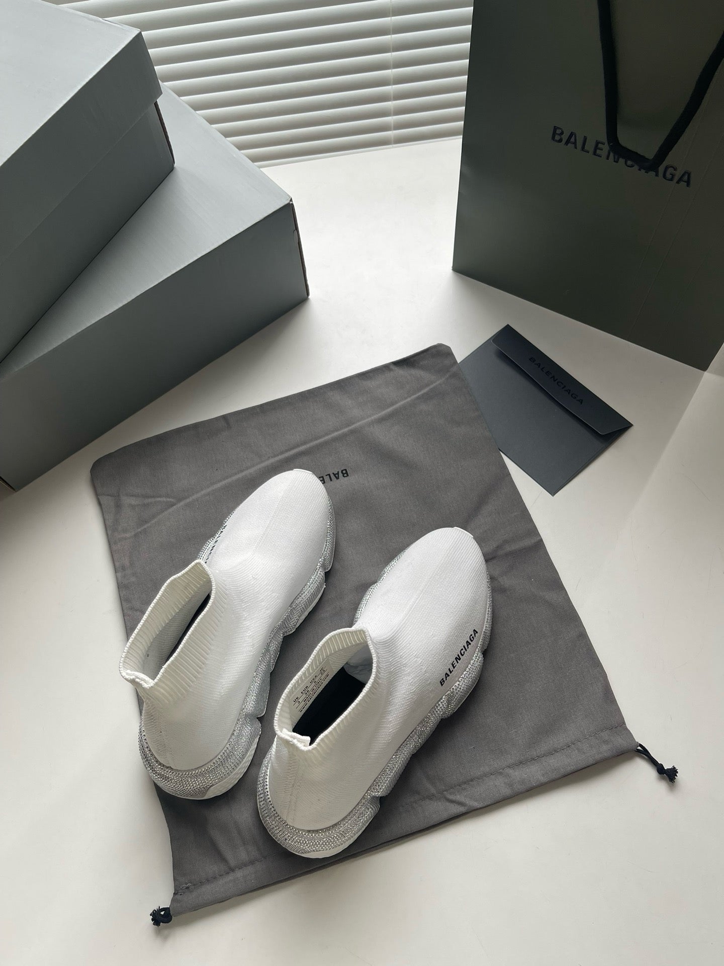 Schwarze und weiße Schuhe