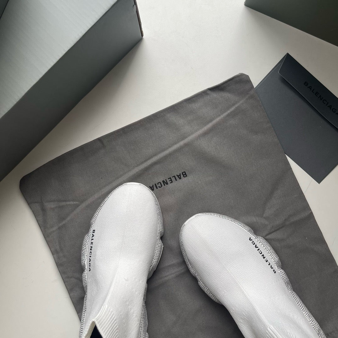 Schwarze und weiße Schuhe