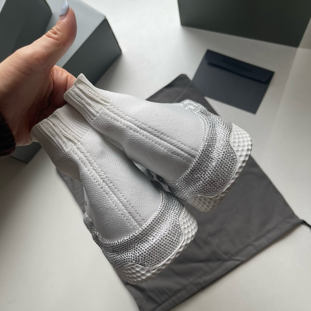 Schwarze und weiße Schuhe