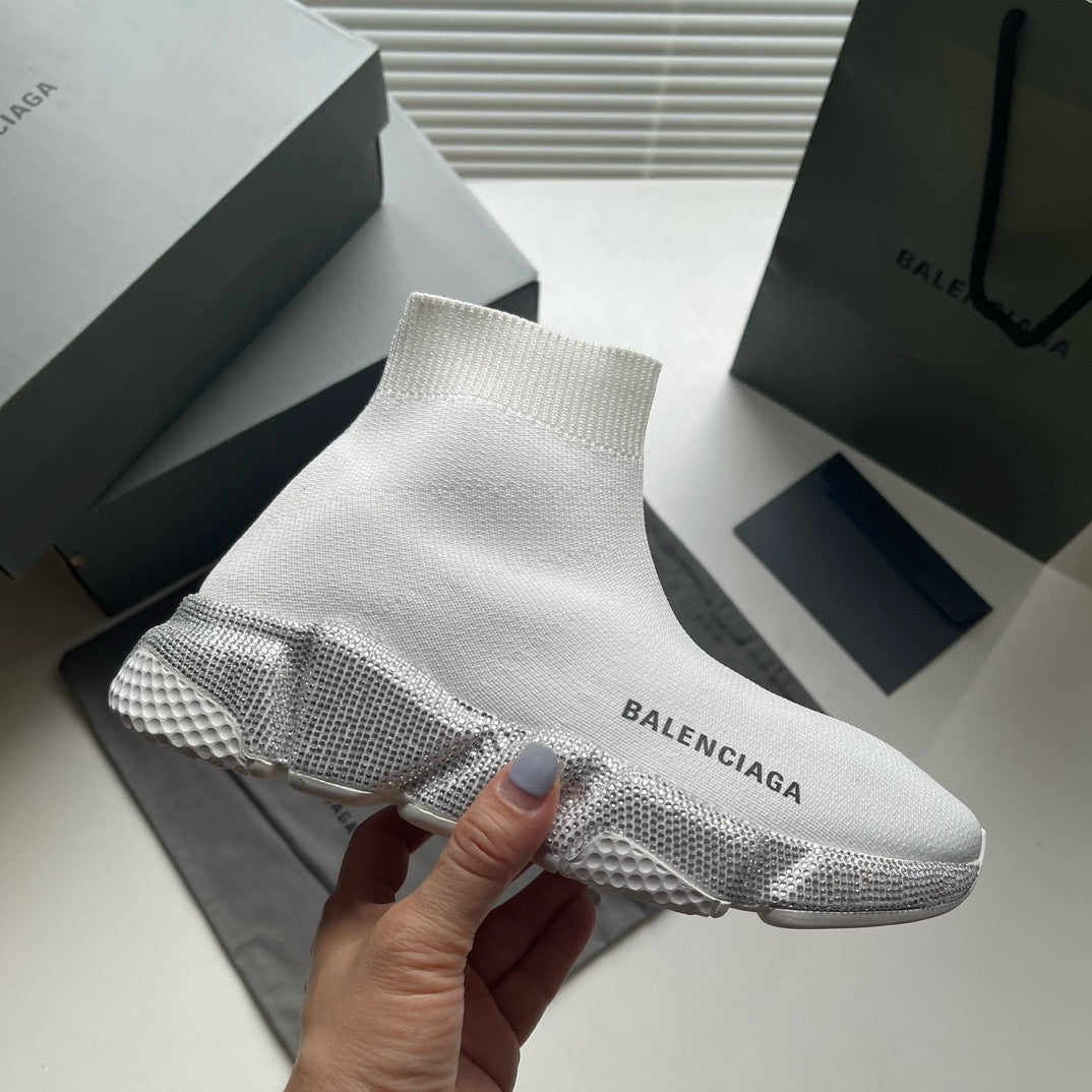 Schwarze und weiße Schuhe