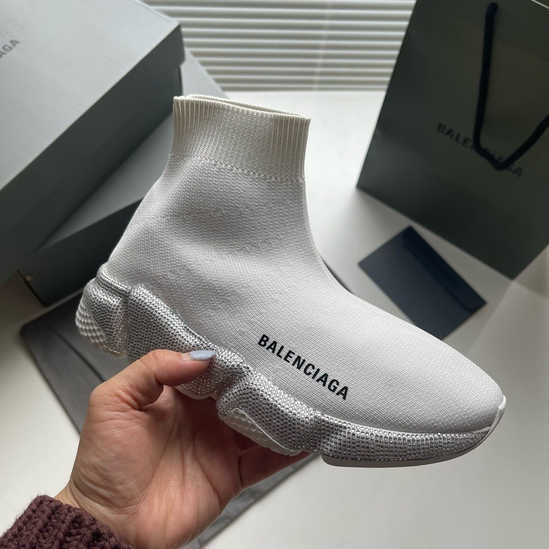 Schwarze und weiße Schuhe
