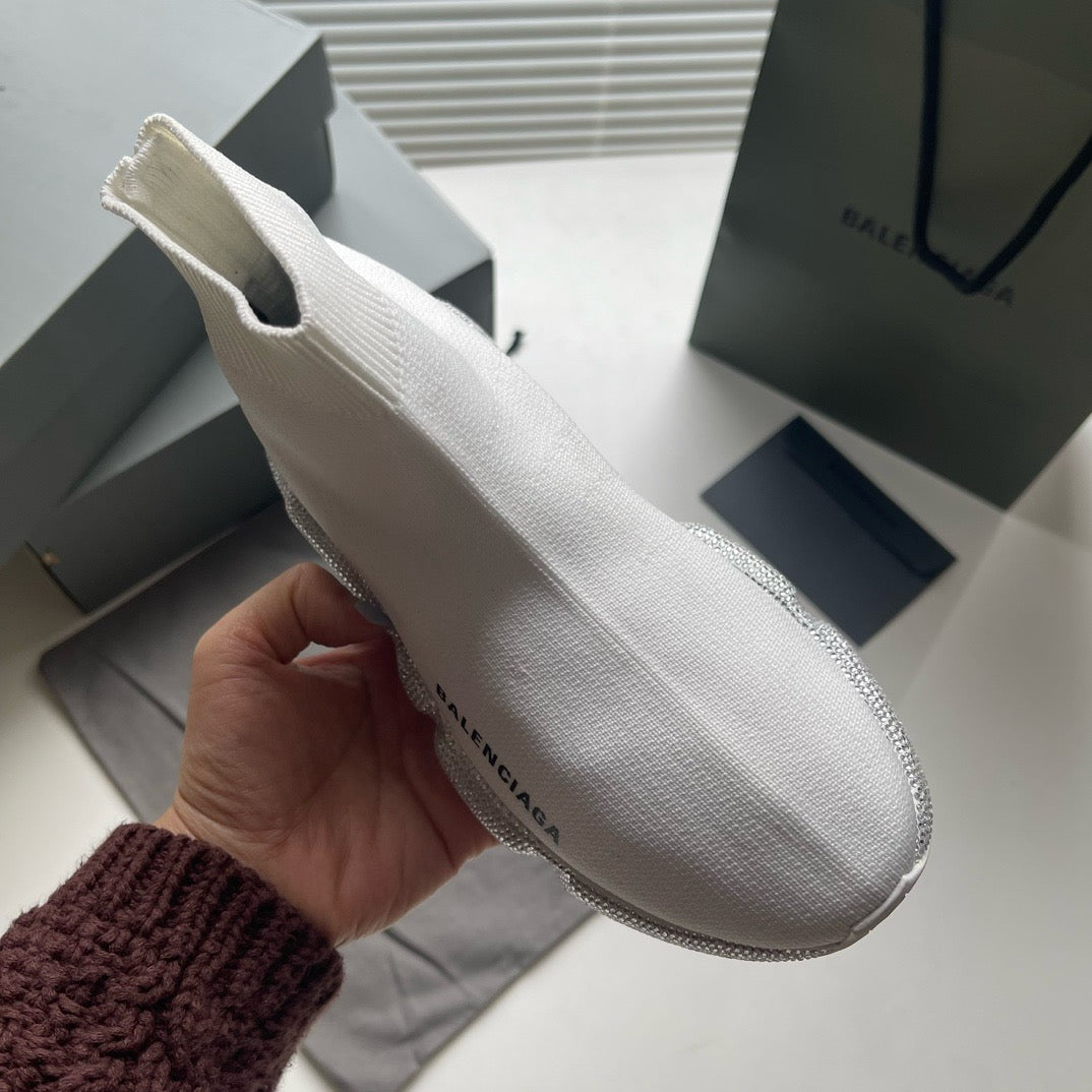 Schwarze und weiße Schuhe